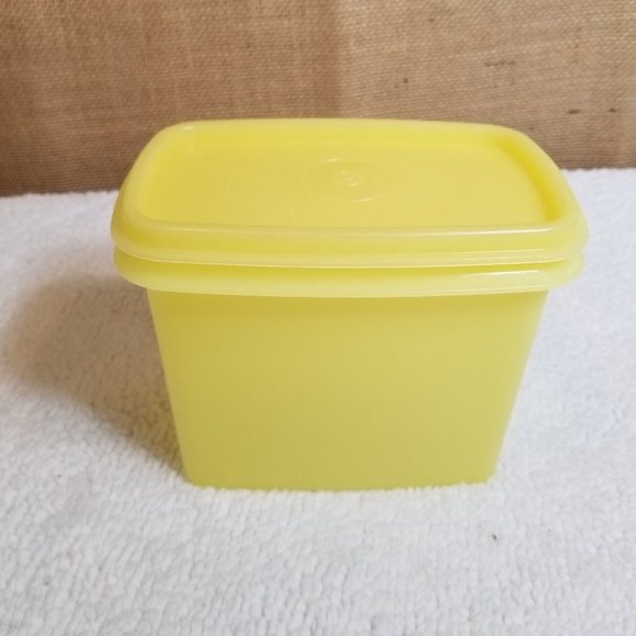 Vintage Tupperware 1243-9 Yellow Storage Container With Lid Pre Owned - Picture 1 of 5